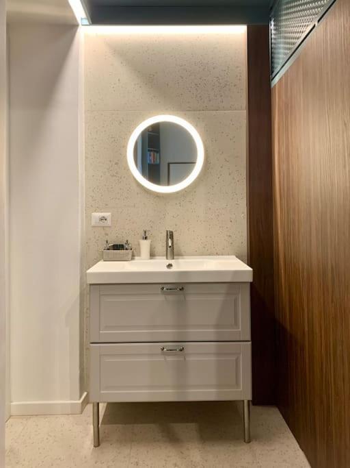 Lovely Studio Flat In Bocconi ميلان المظهر الخارجي الصورة